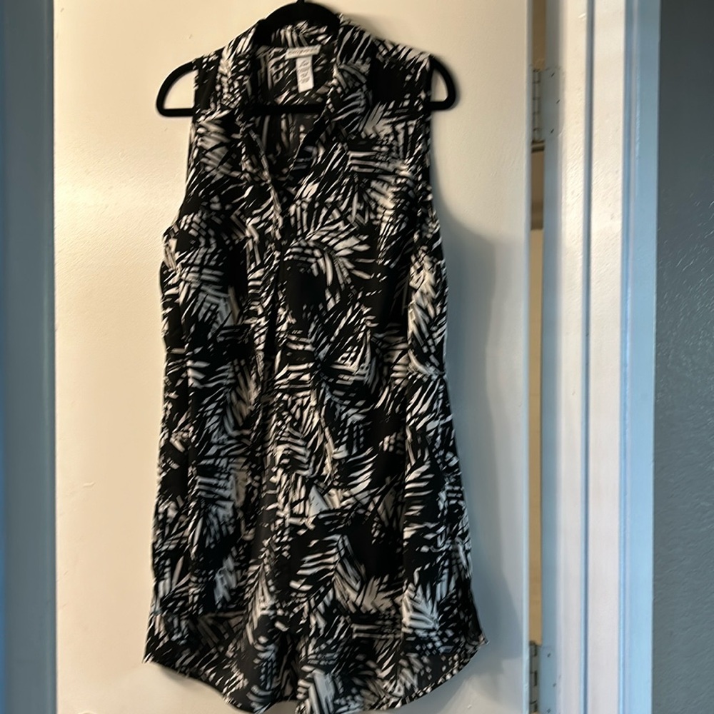 Black and white print blouse size 0X 14/16 sleeveless blouse.